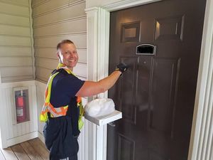 Heroik! Petugas Damkar Ini Gantikan Petugas Layan Antar Pizza