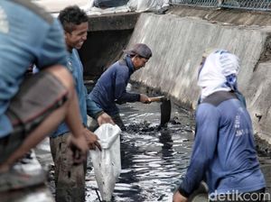 Biar Saluran Nggak Mampet, Begini Cara Bikin Selokan yang Benar