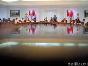 Jokowi Pimpin Ratas Bahas Kesejahteraan ASN hingga Pensiunan Jokowi Pimpin Ratas Bahas Kesejahteraan ASN hingga Pensiunan