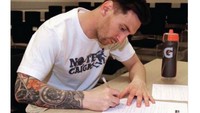 Messi baru saja berulang tahun. Meme ini pun memarodikan Messi sedang menulis surat terima kasih kepada Ronaldo atas kado ultah spesialnya, yakni ikut-ikutan gagal mengeksekusi penalti. (Foto: Internet)