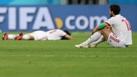 Beberapa pemain Iran lainnya tampak hanyut dalam kesedihan setelah berjuang keras, namun hasil manis tak berpihak kepada mereka. Iran pun gagal melangkah ke 16 besar Piala Dunia 2018. (Foto: Ivan Alvarado/Reuters)