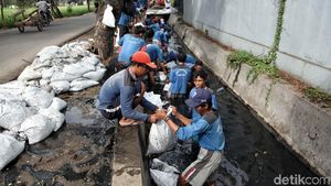 Antisipasi Banjir, Sudin Tata Air dan SDA Bersihkan Lumpur di Selokan