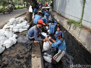Antisipasi Banjir, Sudin Tata Air dan SDA Bersihkan Lumpur di Selokan