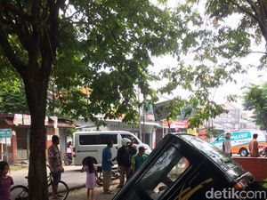 Sopir Banting Setir Karena Panik, Sebuah MPV Tercebur Sungai