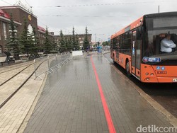 Ikuti Saja Garis Merah, Anda Akan Sampai di Stadion