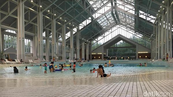 Foto: Kolam Renang Indoor Terbesar di Jepang