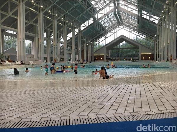 Foto: Kolam Renang Indoor Terbesar di Jepang