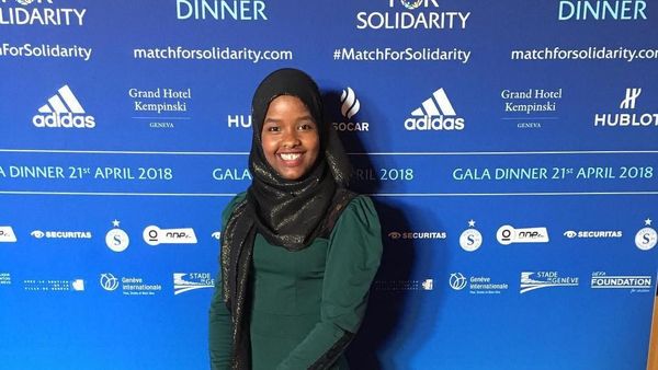 Potret Wasit Berhijab Pertama di Inggris, Mungil Tapi Berani