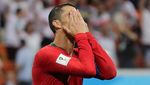 Momen Ronaldo Gagal Penalti dan Dikartu akibat Sikut Lawan