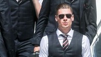 Gaya Piszczek di luar lapangan terlihat necis dengan paduan vest, dasi dan tuksedo bermotif kotak-kotak. Gaya rambut klimis semakin membuat penampilan Piszczek terlihat keren. Sergei Fadeichev/Sergei Fadeichev/TASS.