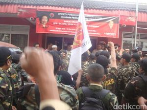 Jelang Pilkada Banser Geruduk Kantor PDIP Banyumas, Ada Apa? Jelang Pilkada Banser Geruduk Kantor PDIP Banyumas, Ada Apa?