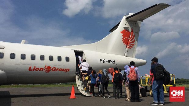 Wings Air Sejumlah penumpang menaiki pesawat wings air ATR 72-600 tujuan Makassar di Bandara Udara H. Aroeppala, Kabupaten Selayar, Sulawesi Selatan, Selasa, 26 Juni 2018. CNNIndonesia/Safir Makki