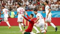 Pada awalnya layak atau tidaknya penalti buat Portugal menjadi perdebatan. Wasit harus merujuk ke VAR untuk membuat keputusan akhir. (Foto: Murad Sezer/Reuters)