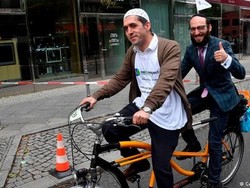 Protes Islamofobia, Imam dan Rabi Boncengan Naik Sepeda di Berlin