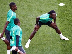 Victor Moses memimpin teman-temannya berlatih. REUTERS/Anton Vaganov.