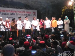 Hadiri Doa Bersama Guyub Rukun, Gus Ipul-Khofifah Nyanyi Bareng