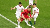 Ronaldo kemudian terjatuh di kotak penalti Iran dalam perebutan bola dengan Saeid Ezatolahi. Ini menjadi awal dari penalti buat Portugal. (Foto: Lucy Nicholson/Reuters)