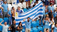 Ekspresi bahagia dan bangga juga tergambar jelas di raut wajah seluruh suporter Uruguay. Pada pertandingan final Grup A antara Uruguay melawan Rusia berhasil dimenangkan oleh Los Charrúas yang tak tanggung-tanggung mampu pecundangi tuan rumah dengan skor akhir 3-0 kemenangan untuk Uruguay. Istimewa/David Gray/Reuters.
