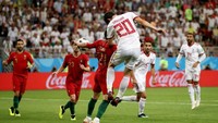 Iran mendapat hadiah penalti di masa injury time setelah Cedric Soares tertangkap kamera VAR melakukan handball. (Foto: Clive Mason/Getty Images)