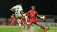 Fandi Eko Utomo berusaha melewati pengawalan ketat pemain Persija.