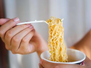 Ini Alasan Kenapa Ibu-ibu di Jepang Makan Ramen Instan Setelah Memasak Ini Alasan Kenapa Ibu-ibu di Jepang Makan Ramen Instan Setelah Memasak