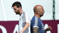 Nasib di ujung tanduk, Argentina ditimpa isu perpecahan antara pemain dan pelatih Jorge Sampaoli. REUTERS/Albert Gea.