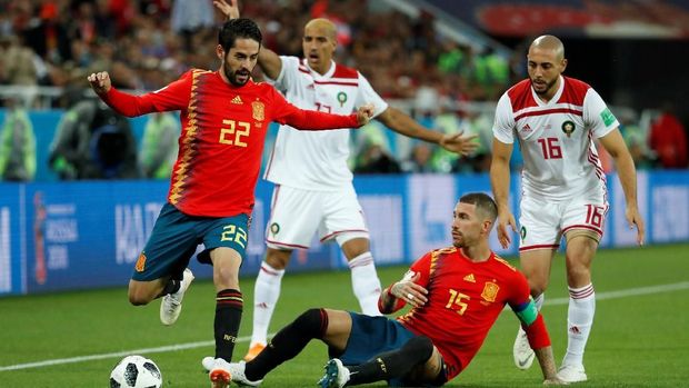 Isco Alarcon (kiri) memiliki peran penting dalam permainan Spanyol.