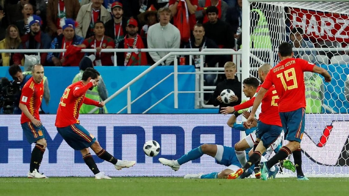 Isco mencetak gol balasan pertama Spanyol. (Foto: Gonzalo Fuentes/Reuters)