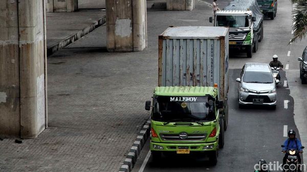 Truk Kontainer Kembali Beroperasi di Jakut