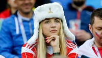 Hal serupa juga terlihat di wajah para suporter Maroko. Meski bermain imbang saat melawan Spanyol, Maroko menduduki peringkat akhir di klasemen Grup B Piala Dunia 2018. Kekecewaan terlihat jelas di wajah para pendukungnya. Istimewa/Peter Lous/Soccrates/Getty Images.
