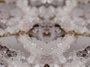 Keren Banget! Mahasiswi Ini Ciptakan Aksesori Kristal Dari Cairan Tubuh