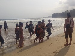 Siswa Madrasah di Malang Tewas Ditelan Ombak Pantai Nganteb
