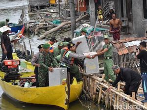Dandim dan Kapolres Demak Ikut Antar Logistik Pilkada Pakai Perahu