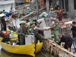 Dandim dan Kapolres Demak Ikut Antar Logistik Pilkada Pakai Perahu