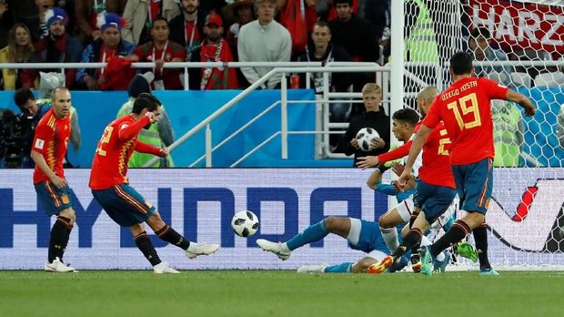 Meski memiliki komposisi sebagai tim unggulan, tapi jalan Spanyol di fase grup tidak mudah.