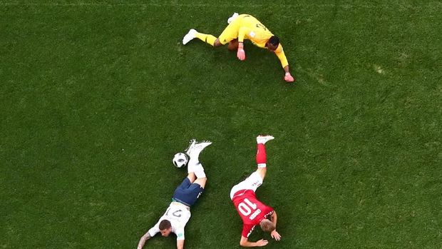 Eriksen dan Mandanda terjatuh usai berduel.