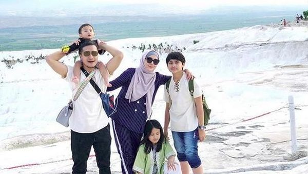 Keseruan Keluarga Arie Untung Saat Liburan ke Turki