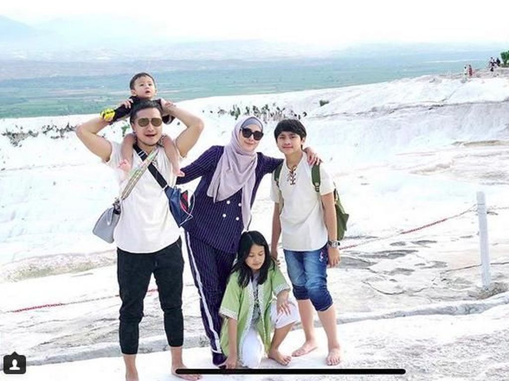 Keseruan Keluarga Arie Untung Saat Liburan ke Turki