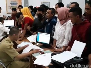 Sehari Jelang Pencoblosan Ratusan Warga Garut Antre Bikin e-KTP