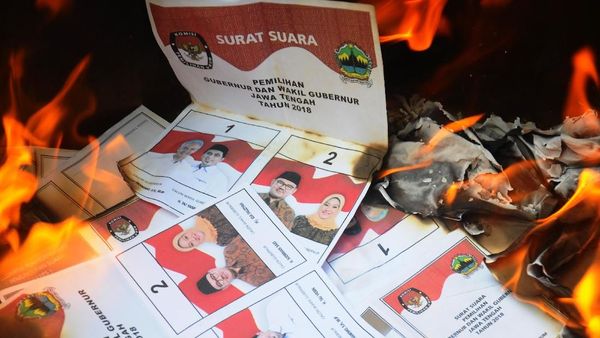 Petugas KPU Musnahkan Surat Suara yang Rusak