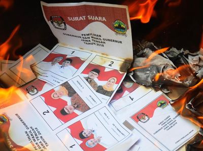 Petugas KPU Musnahkan Surat Suara yang Rusak