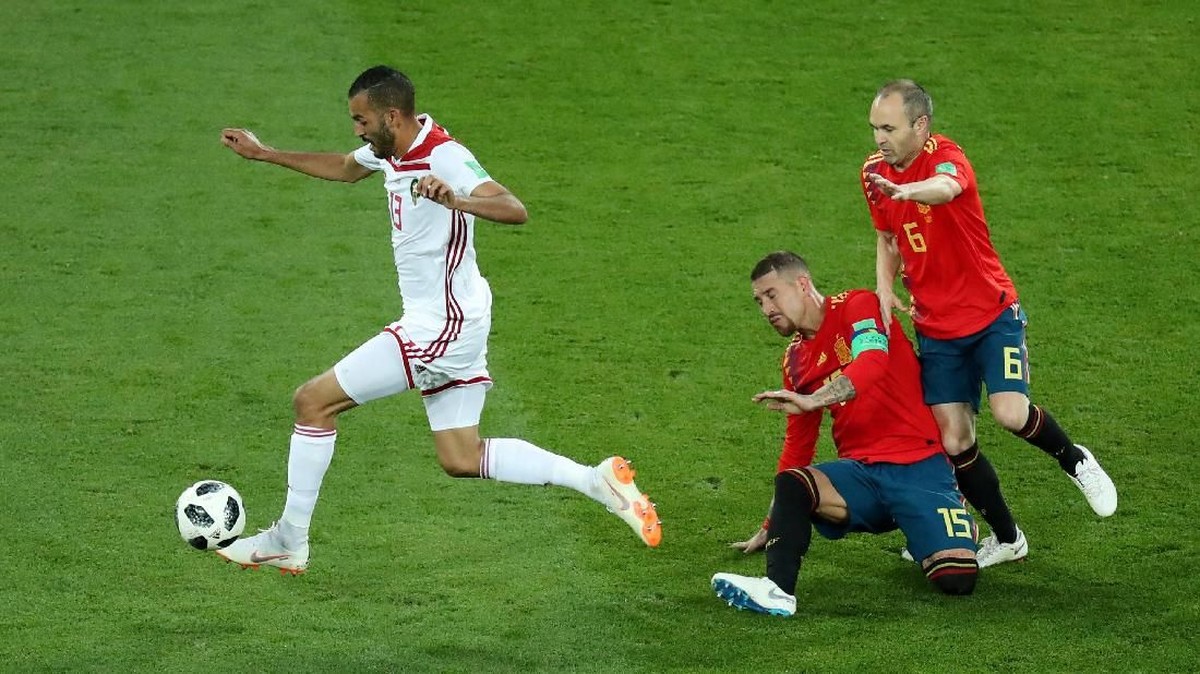 Pemain Spanyol, Andres Iniesta, saat salah koordinasi dengan Sergio Ramos. (Foto: Mariana Bazo/Reuters)