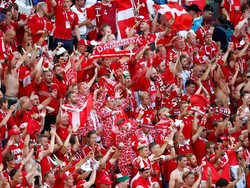 Fans Denmark terus memberikan dukungan. Tim Dinamit tinggal butuh satu angka untuk memastikan langkah ke babak 16 besar. (Foto: Axel Schmidt/Reuters).