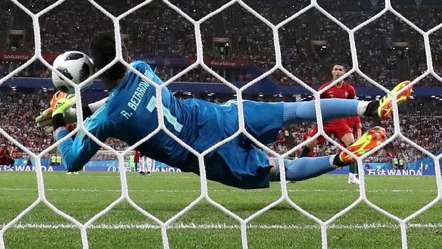 Alireza Beiranvand menepis penalti Cristiano Ronaldo.