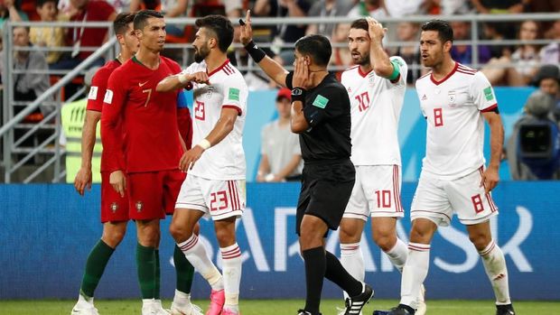 Para pemain timnas Iran memprotes wasit dalam pertandingan melawan Portugal, di Mordovia Arena, Saransk, Rusia, 25 Juni.