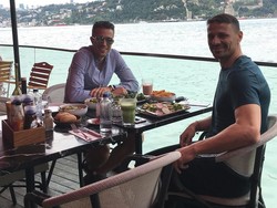 Gaya Kulineran Robin van Persie hingga Meme Sambal yang Bikin Ngakak