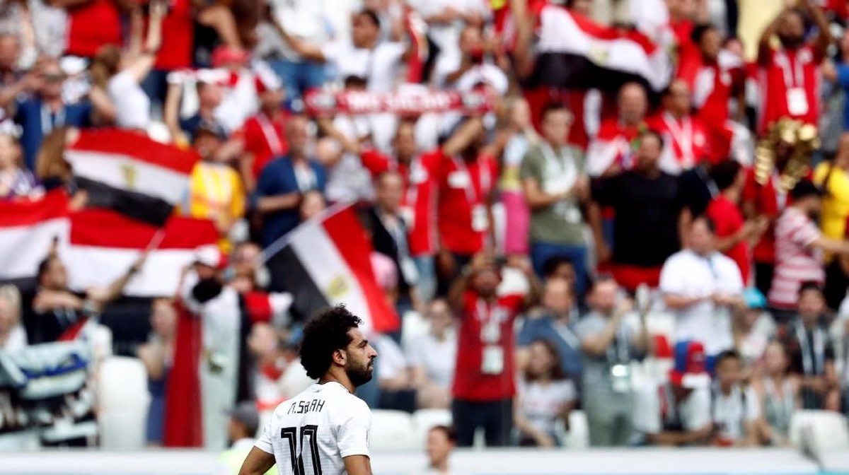 Mohamed Salah di hadapan pendukung timnas Mesir. (Foto: Damir Sagolj/Reuters)