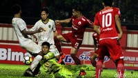 Pertandingan antara Persija melawan Persebaya digelar di Stadion PTIK, Kebayoran Baru, Jakarta Selatan, Selasa (26/6/2018).