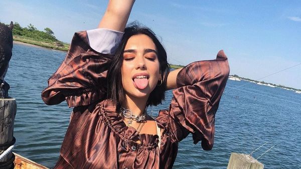 Dua Lipa Senang Banget Pose Melet, Sih?