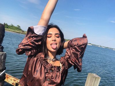 Dua Lipa Senang Banget Pose Melet, Sih?